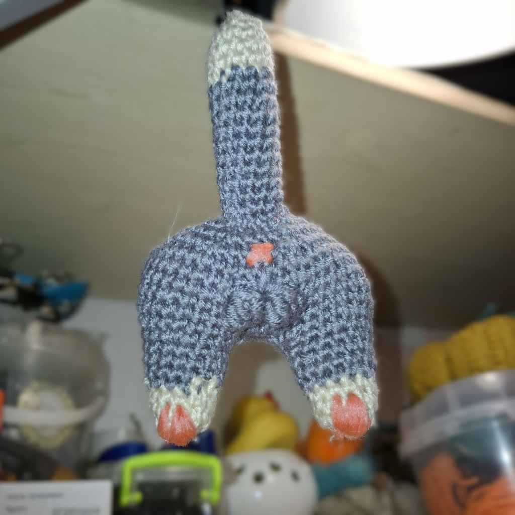 Вязаная кошачья попа со всеми анатомическими подробностями. Просто потому что это есть. А яйца - гордость любого котика